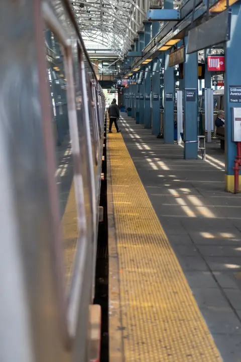 Homme marchant seul sur le quai de la station Stillwell Avenue Coney Island, New York