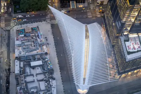 Vue aérienne nocturne de la structure blanche de l'Oculus, New York