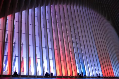 Nervures illuminées en bleu et rouge de l'intérieur de l'Oculus, New York