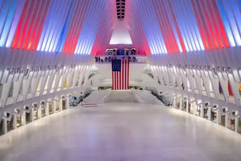 Immense drapeau américain suspendu dans le hall blanc de l'Oculus, New York
