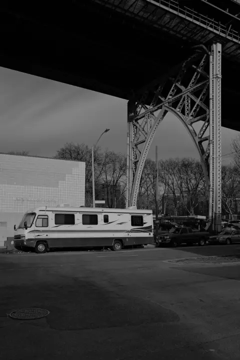 Camping-car garé sous l'arche métallique d'un pont ferroviaire, New York
