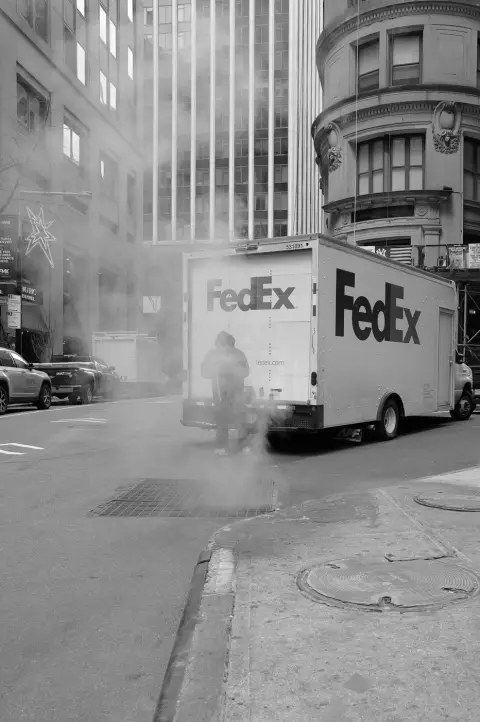 Camion FedEx dans la vapeur, livreur ouvrant les portes arrière, New York