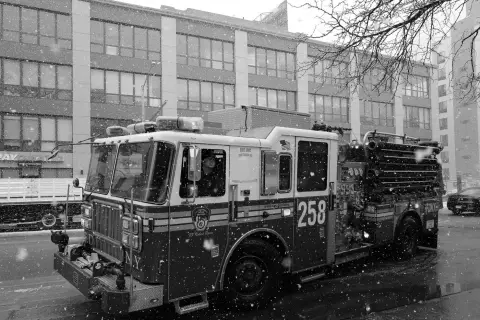 Camion de pompiers du FDNY roulant sous la neige, New York