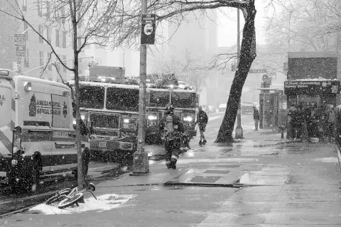 Camions de pompiers et ambulance alignés sous la neige, New York