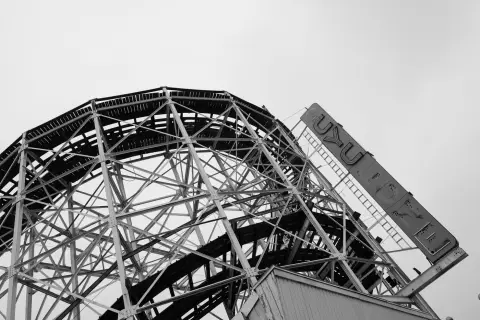 Structure du grand huit en bois vue en contre-plongée, New York