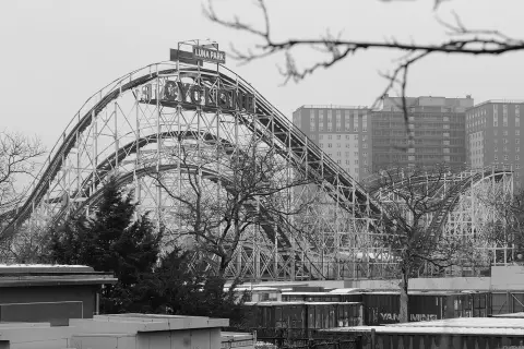 Structure du Cyclone et enseigne Luna Park derrière des arbres nus, New York