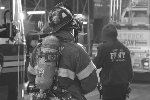 Pompier du FDNY vu de dos avec sa bouteille d'oxygène, New York