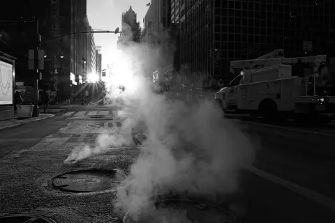 Vapeur illuminée par le soleil rasant sur la 42e Rue, New York