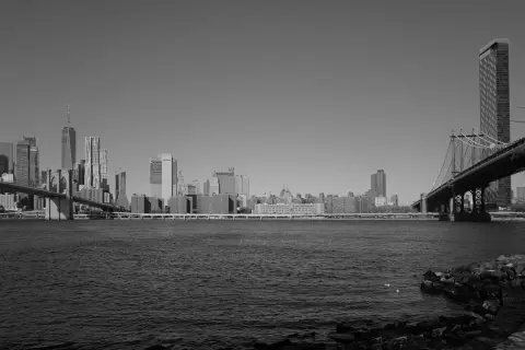 Skyline de Manhattan encadrée par deux ponts au-dessus de l'eau, New York