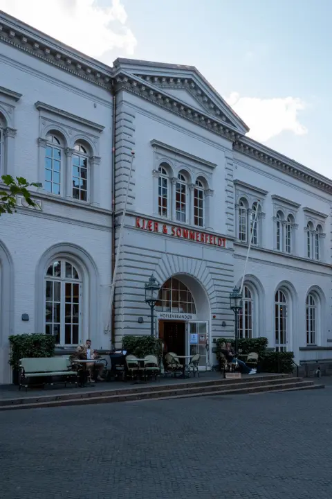 Un bâtiment blanc à fronton dans la lumière de l’après-midi, Odense