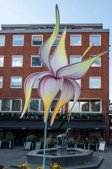 Une fleur géante sculptée au-dessus d’une fontaine, Odense
