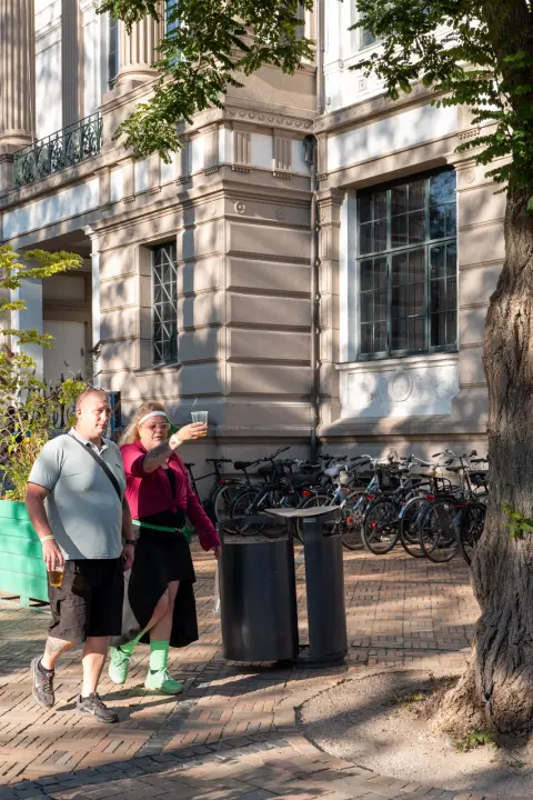 Un couple se prend en photo en marchant, Odense