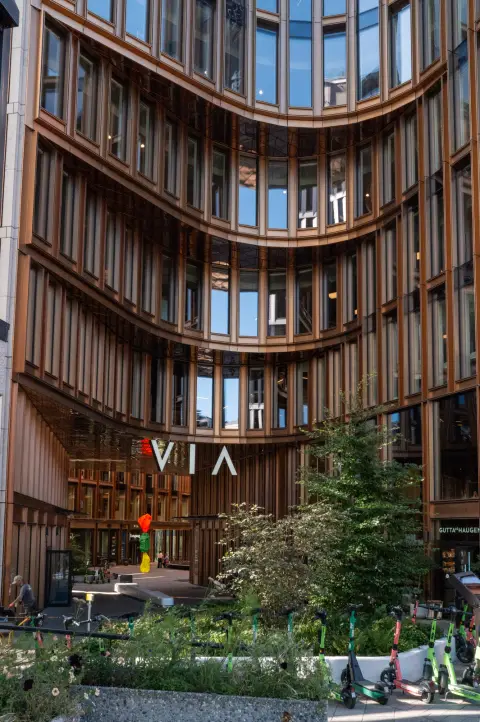 La façade courbe d’un immeuble de bois et de verre, Oslo