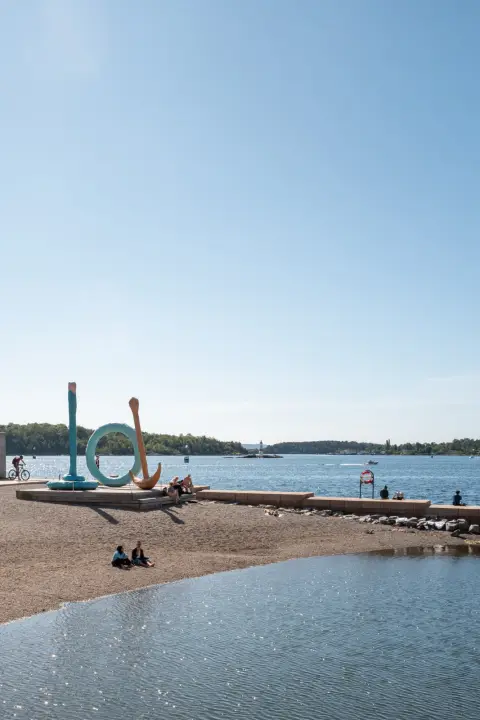 Une petite plage et une sculpture au bord du fjord, Oslo