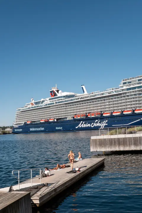 Un paquebot de croisière à quai, des baigneurs sur un ponton, Oslo