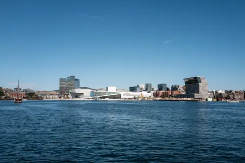 L’Opéra blanc et le musée Munch vus depuis le fjord, Oslo