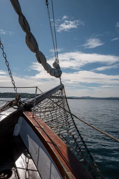 La proue d’un voilier et son filet, le fjord devant, Oslo