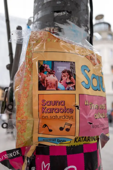 Une affiche « Sauna Karaoke on saturdays » scotchée à un poteau, Oslo