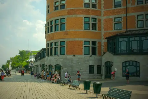 Promeneurs sur les planches de la terrasse Dufferin, au pied du Château Frontenac, Québec