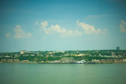 Le Saint-Laurent et la rive de Lévis sous les nuages d’été, Québec