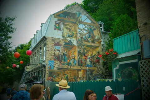 Des passants devant la fresque du Petit-Champlain, Québec