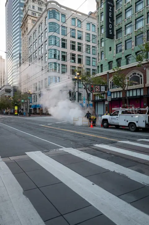 Vapeur d'une conduite de rue envahissant la chaussée près de l'hôtel Zelos, San Francisco