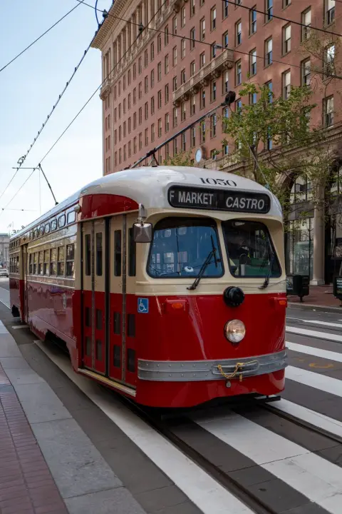 Tramway vintage rouge et crème numéro 1050 de la ligne F Market Castro, San Francisco