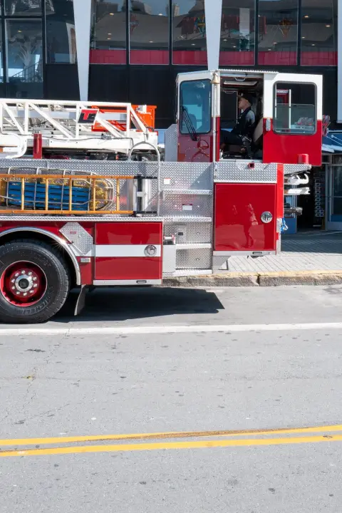 Camion de pompiers à échelle vu de profil, pompier au volant, San Francisco