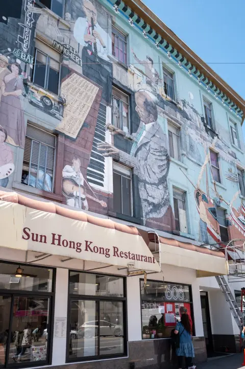 Fresque murale représentant un pianiste, façade du restaurant Sun Hong Kong, San Francisco