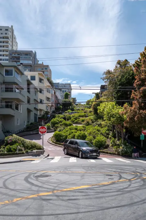 Virage en épingle de Lombard Street bordé de massifs fleuris, voiture au passage clouté, San Francisco