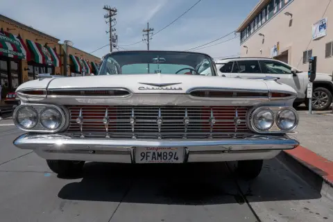 Calandre chromée d'une Chevrolet blanche vintage, gros plan en contre-plongée, San Francisco