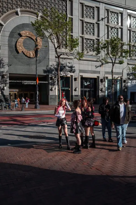 Groupe de jeunes femmes aux cheveux colorés réunies sur une place pavée, San Francisco