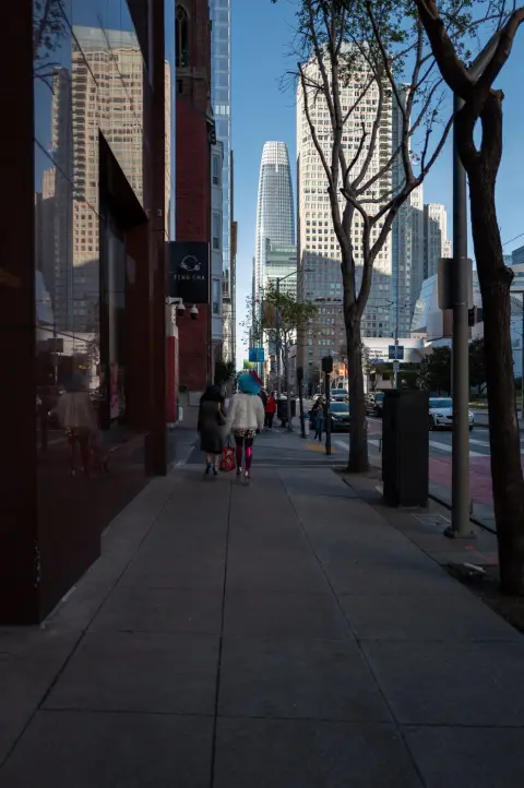 Deux passantes aux perruques colorées marchant vers la tour Salesforce, San Francisco