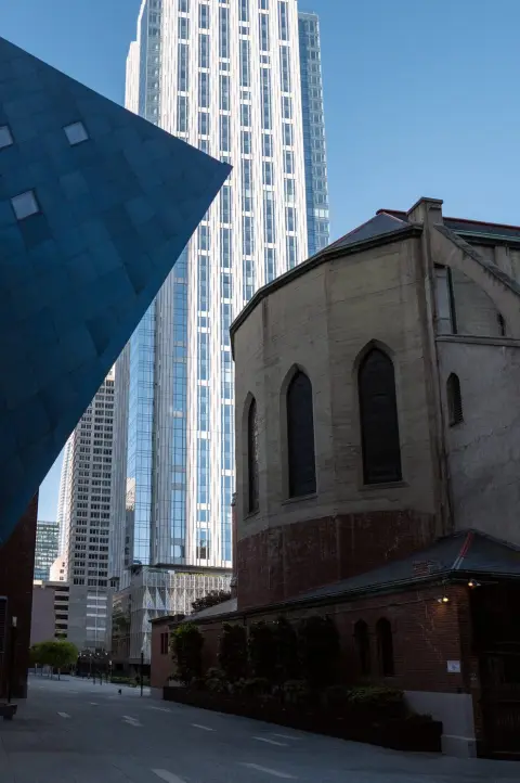 Contraste entre une tour de verre moderne et une ancienne église en briques, San Francisco