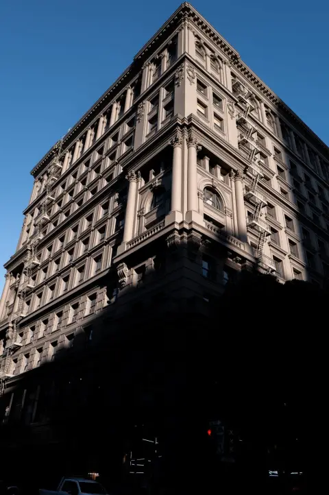 Contraste d'ombre et de lumière sur la façade ouvragée d'un immeuble ancien, San Francisco