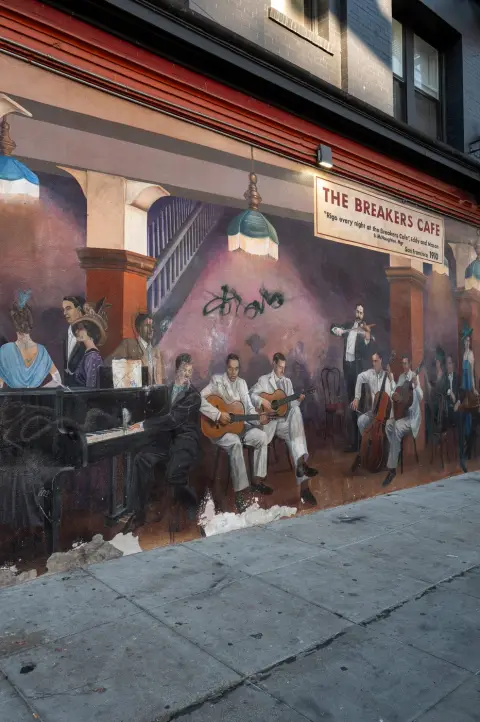 Fresque murale évoquant un orchestre de jazz vintage devant The Breakers Cafe, San Francisco