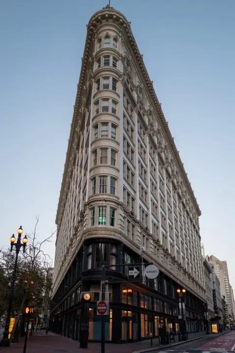 Immeuble Phelan Building en forme de proue, façade classique au crépuscule, San Francisco