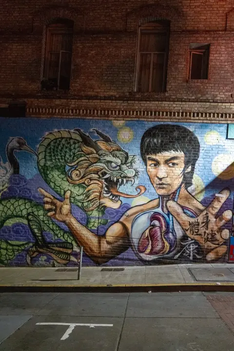 Gros plan sur la fresque de Bruce Lee au poing levé face au dragon, San Francisco