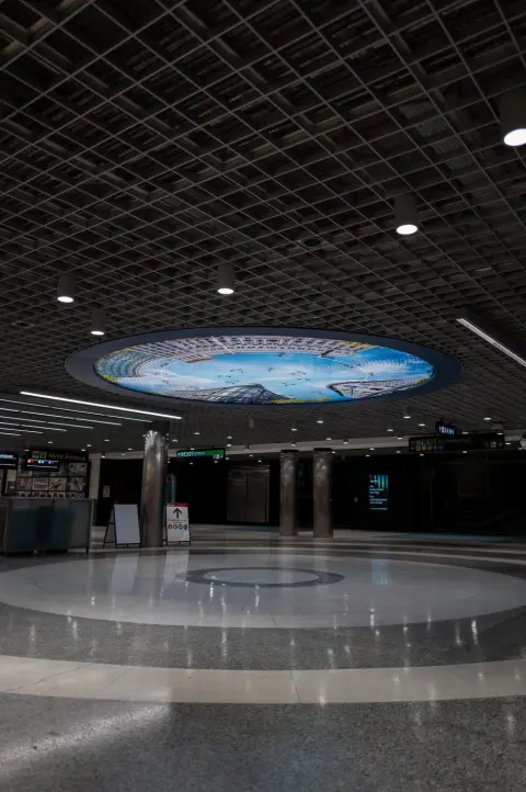 Plafond circulaire illuminé d'une station de métro souterraine, San Francisco