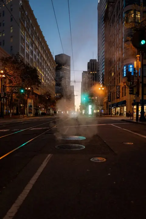 Vapeur s'élevant près des vitrines Ross, gratte-ciel se découpant à l'aube, San Francisco