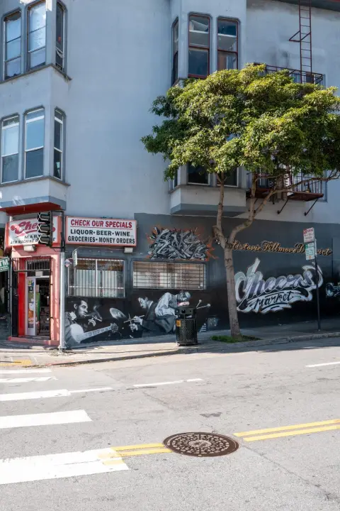 Fresque de musiciens de jazz sur la façade du Cheers Market, quartier historique de Fillmore, San Francisco