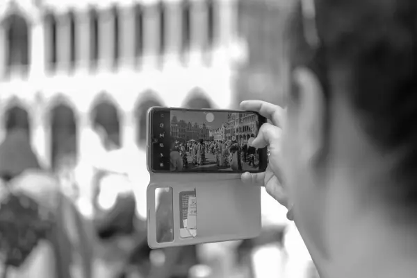 Une main tient un téléphone qui filme le défilé, Zinneke Parade, Bruxelles (planche 006)