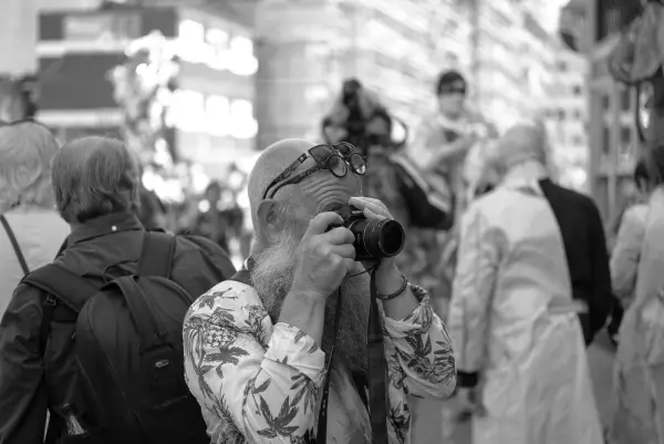 Photographe barbu en chemise à fleurs, lunettes sur le front, Zinneke Parade, Bruxelles (planche 029)