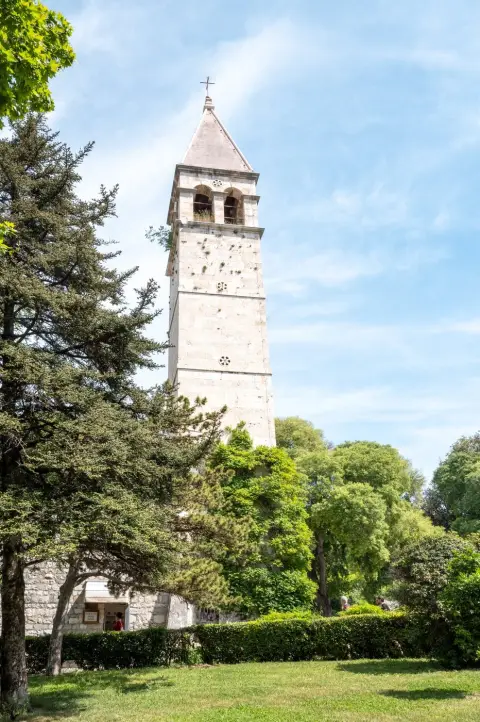 Clocher blanc surplombant les arbres d'un jardin, Split