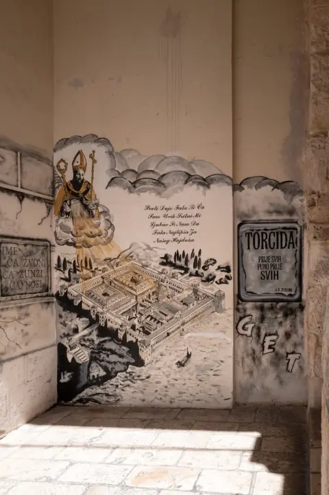 Fresque murale d'un saint patron surplombant un dessin du palais, Split