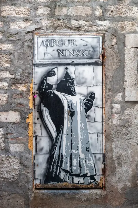 Porte en metal peinte a l'effigie de Grgur Ninski, Split