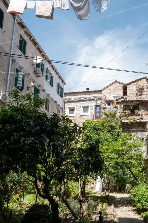 Vetements colores suspendus au-dessus d'un jardin luxuriant, Split