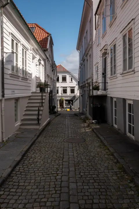 Une ruelle pavée entre des maisons de bois blanches, Stavanger