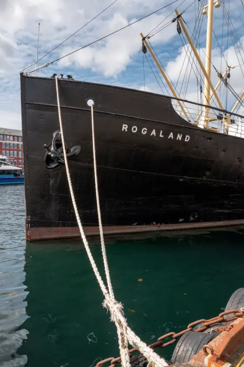 La proue du vieux navire Rogaland et ses amarres, Stavanger