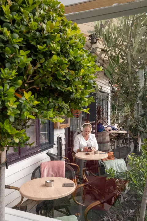 Une femme seule à une terrasse entourée de plantes, Stavanger